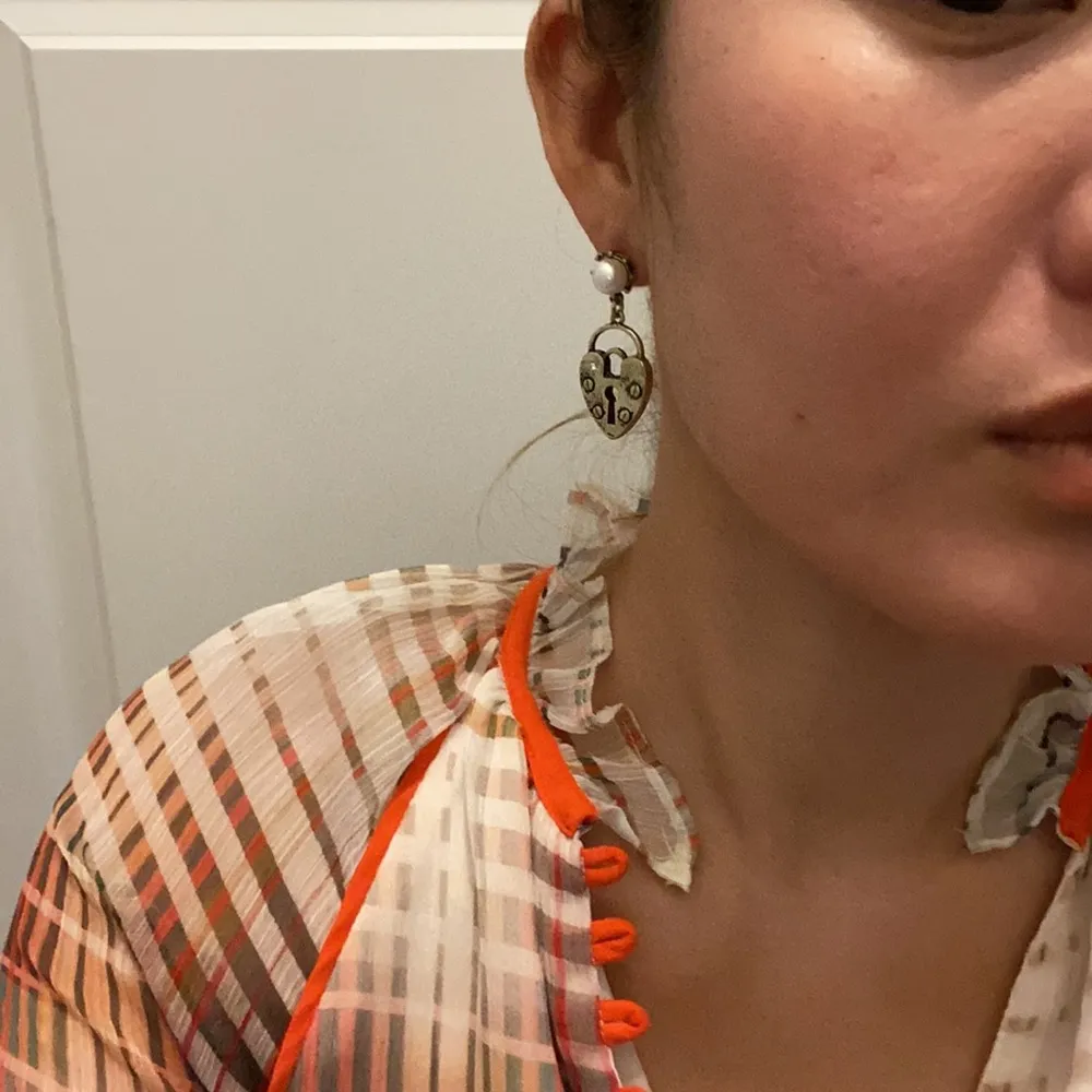 Betsey Johnson lock & key earrings - Image 6