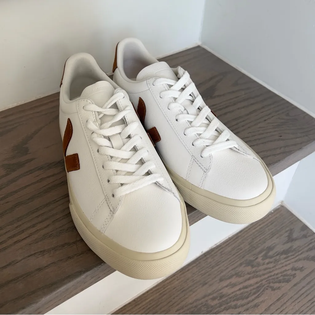NWOB Veja Campo Sneakers in White / Cognac - Image 4
