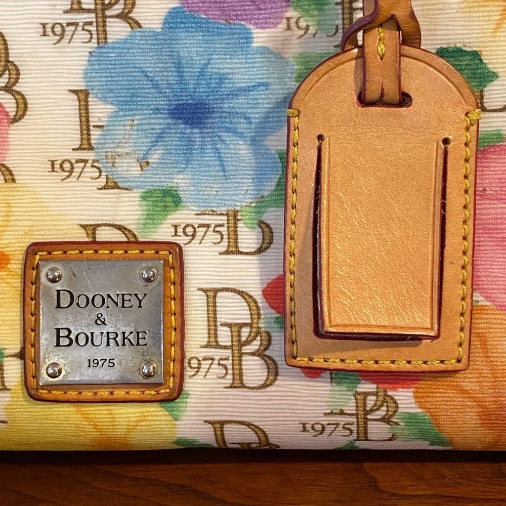 Vintage Dooney and Bourke Hibiscus Shoulder Bag & Wallet Set - Image 3