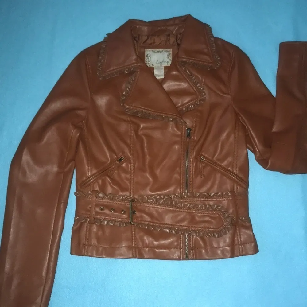 𝅺DAYTRIP two tone ruffles asymmetrical zipper faux leather belted size M - Image 3