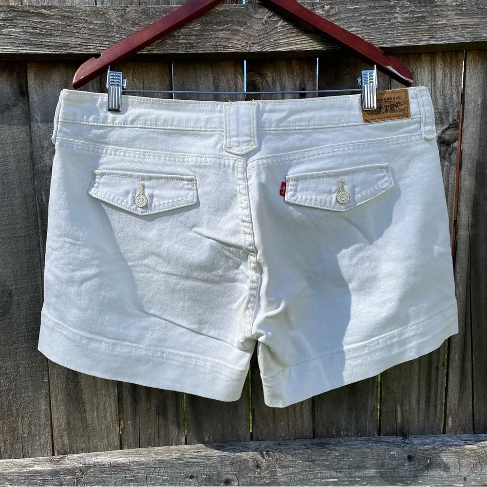 Women’s Levi’s 545 Off White Denim Shorts - Image 4
