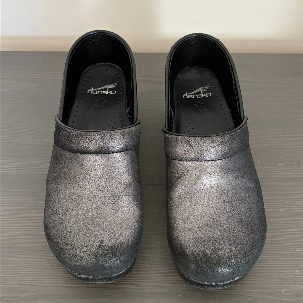 Dansko Professional metallic suede clogs black size 41 - Image 2