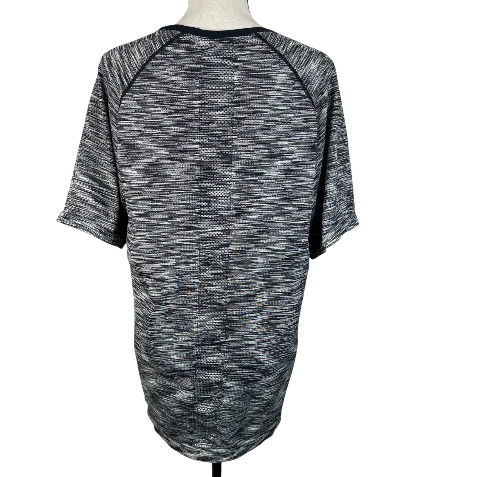 LIVI Lane Bryant SZ 22/24 Fitted Top Activewear Lightweight Crew Neck Stretch Black - Image 4