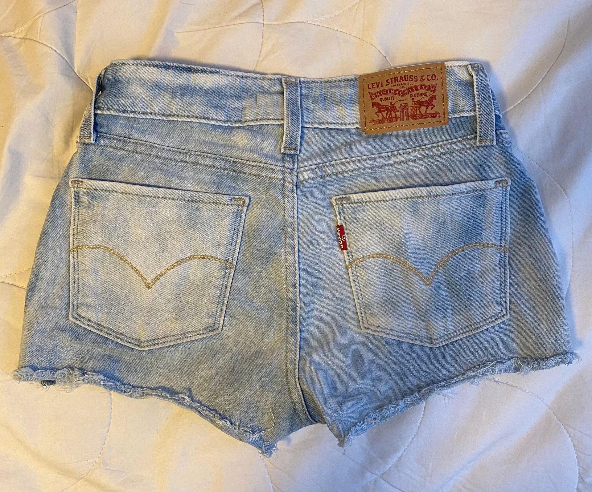 Levi’s Low Rise Shorts - Image 4