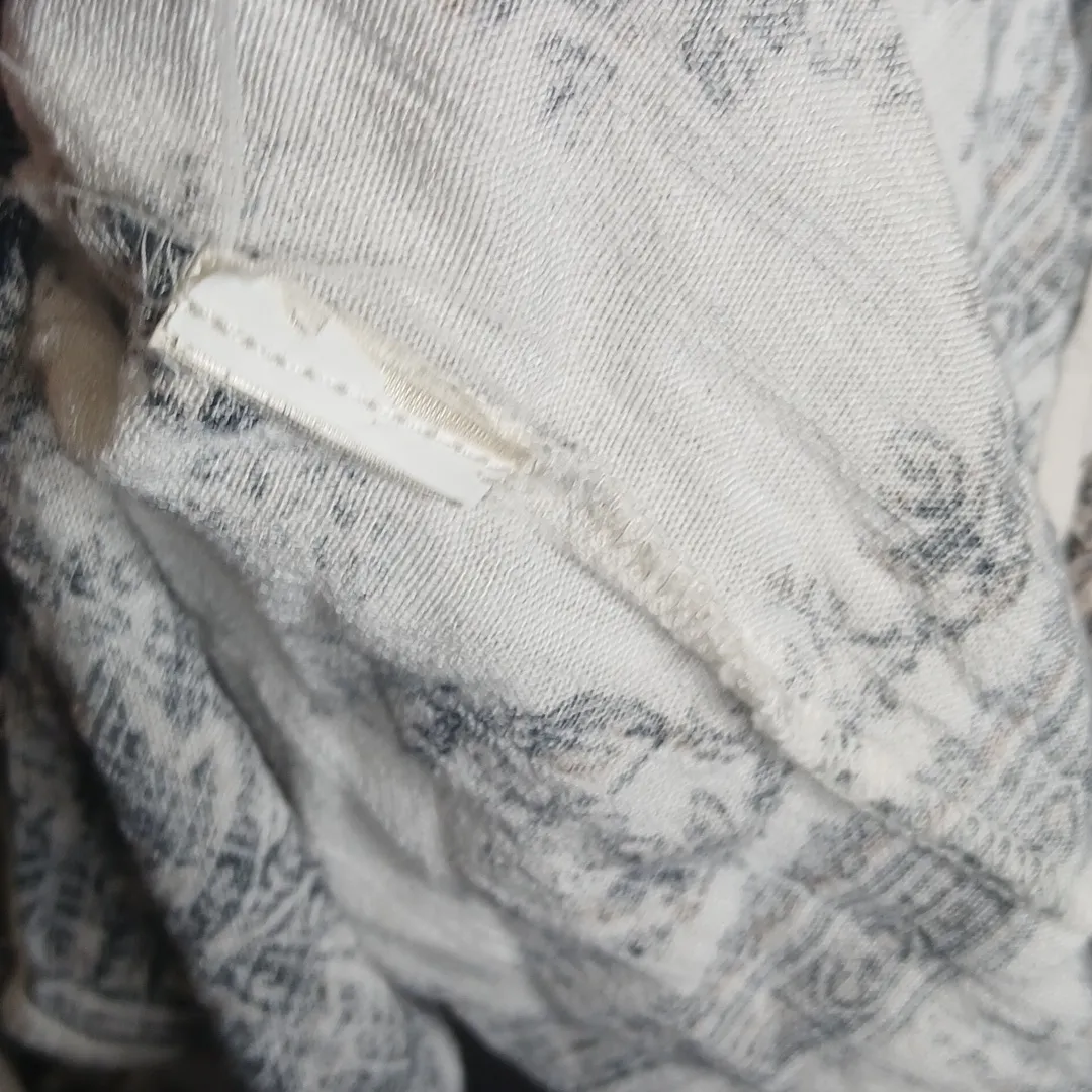 Black And White Floral Button Up Shirt Size XL - Image 9