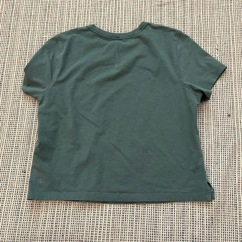 Lululemon  green cropped shirt - Image 4