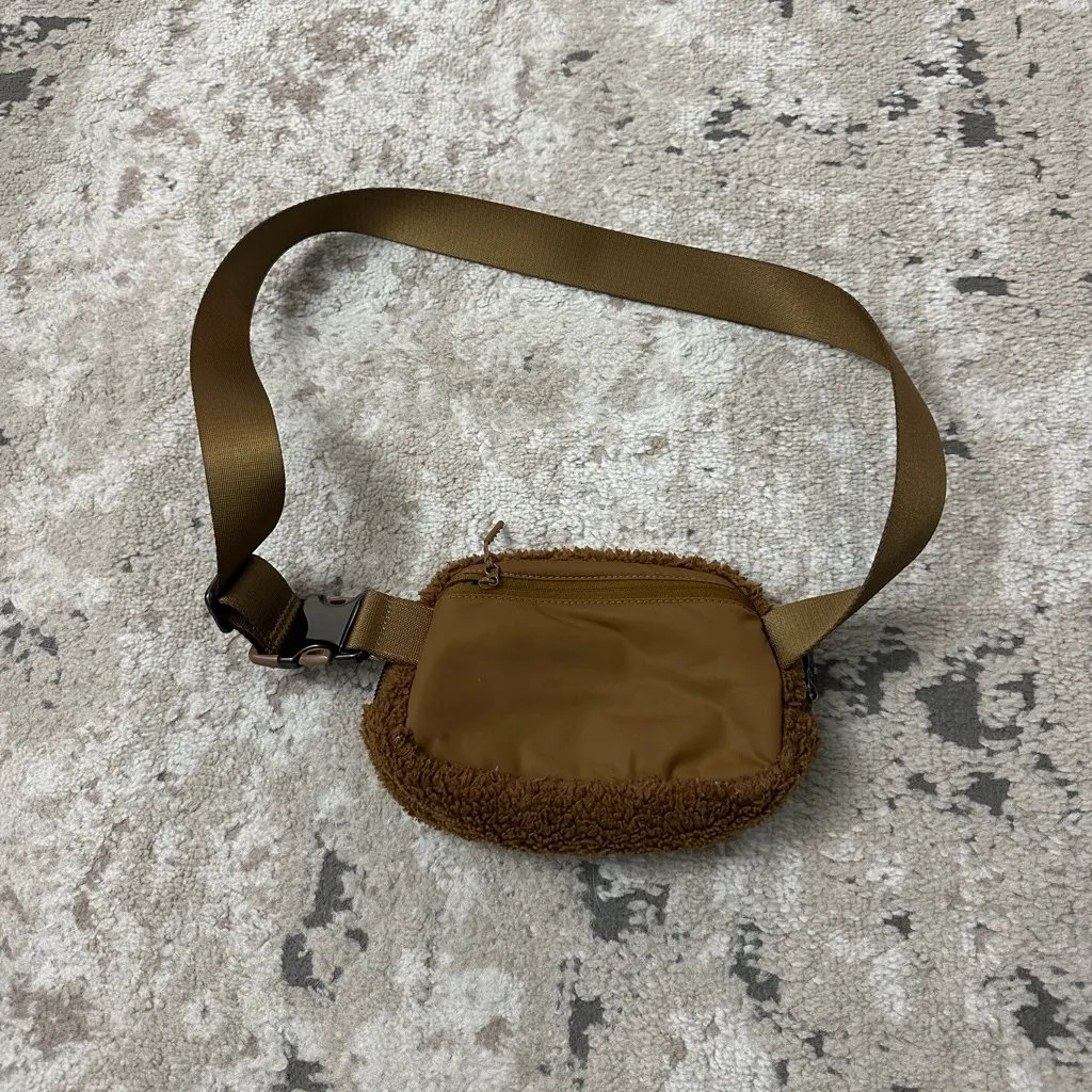 Lululemon Everywhere Belt Bag Brown Fleece - Image 3
