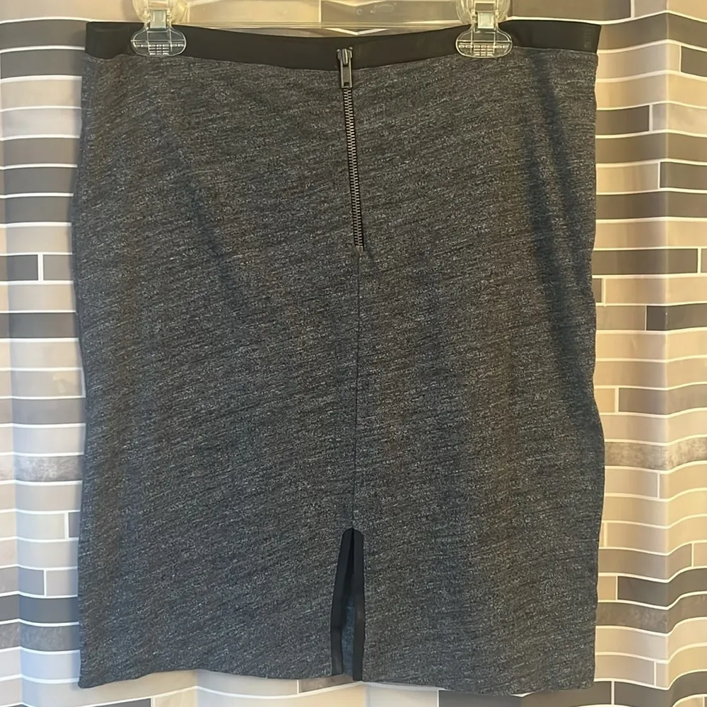 Express NWOT Back Slit Zip Grey Skirt - Size Large - Image 2