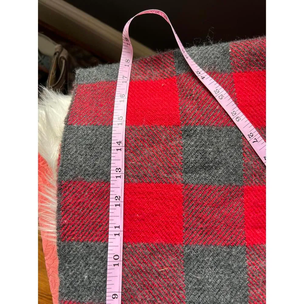 Abercrombie &Fitch Cozy Red and Gray Plaid Scarf - Ideal for Winter Warmth - Image 5