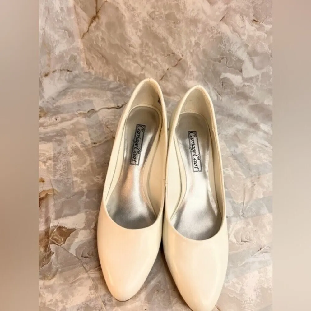 Women Carriage Court casual comfortable luxu white shoes Size 6M. - Image 2