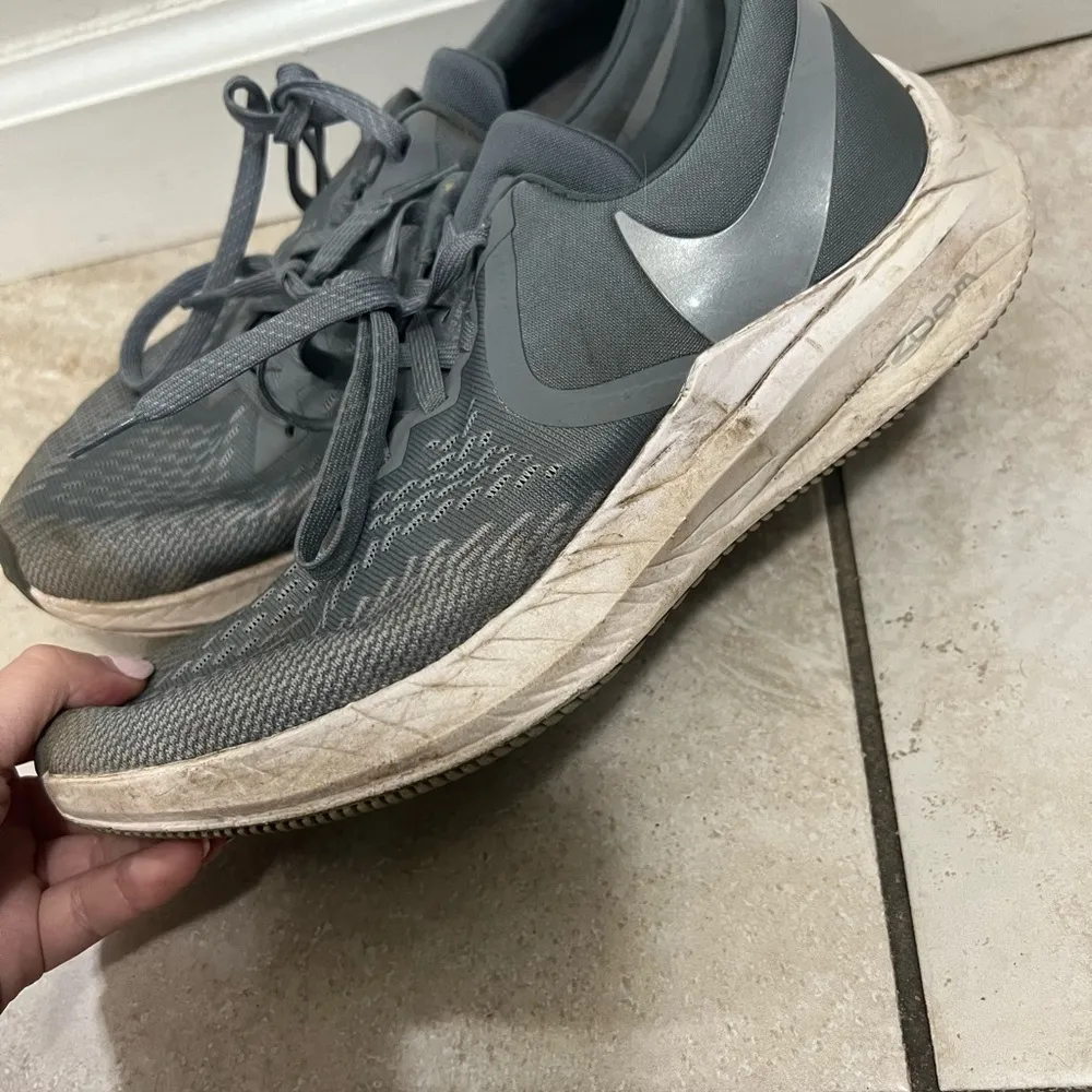 Nike Gray Zoom Winflo 6 Running Sneakers Size 8 US - Image 2