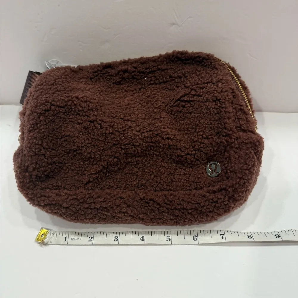 Lululemon Everywhere Belt Bag Fleece Large 2L ONE SIZE Brown Gold FUZZY NWT - Image 3