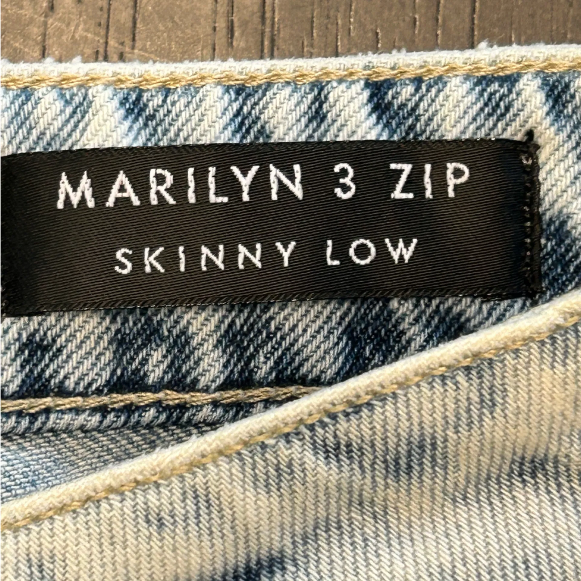 Guess light wash bling rhinestone studded distressed glam edgy chic jeans NWT 26 - Image 11