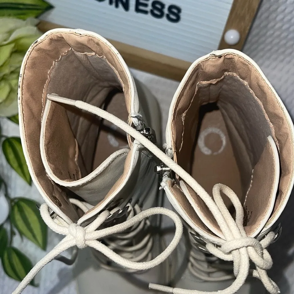 🥰Journee Collection MADELYNN Bone Faux Leather Lace Up/Zip Combat Boots S… - Image 4