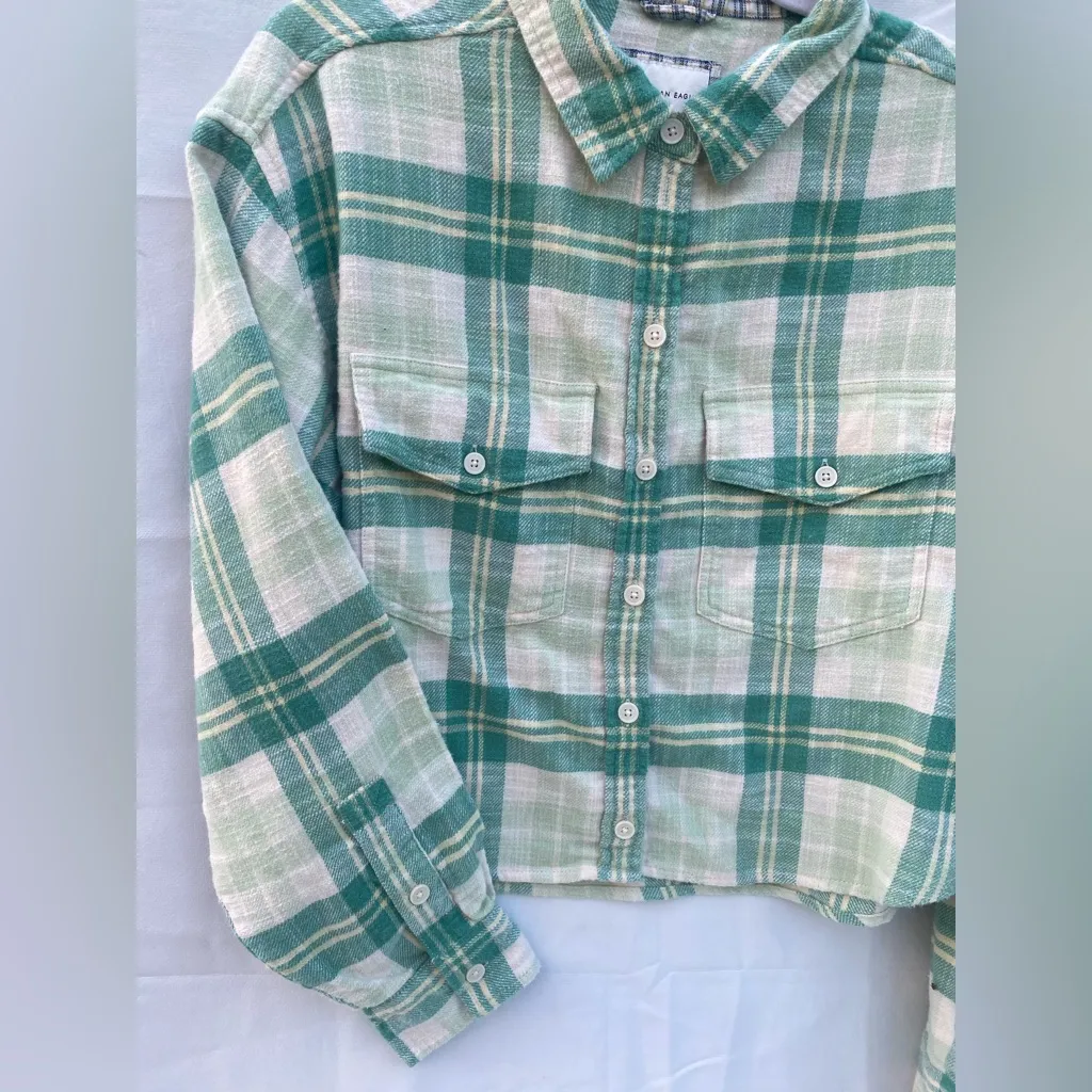 AE Cozy Cropped Flannel Shirt Size M in a mint Green & Creme Plaid Pattern - Image 7