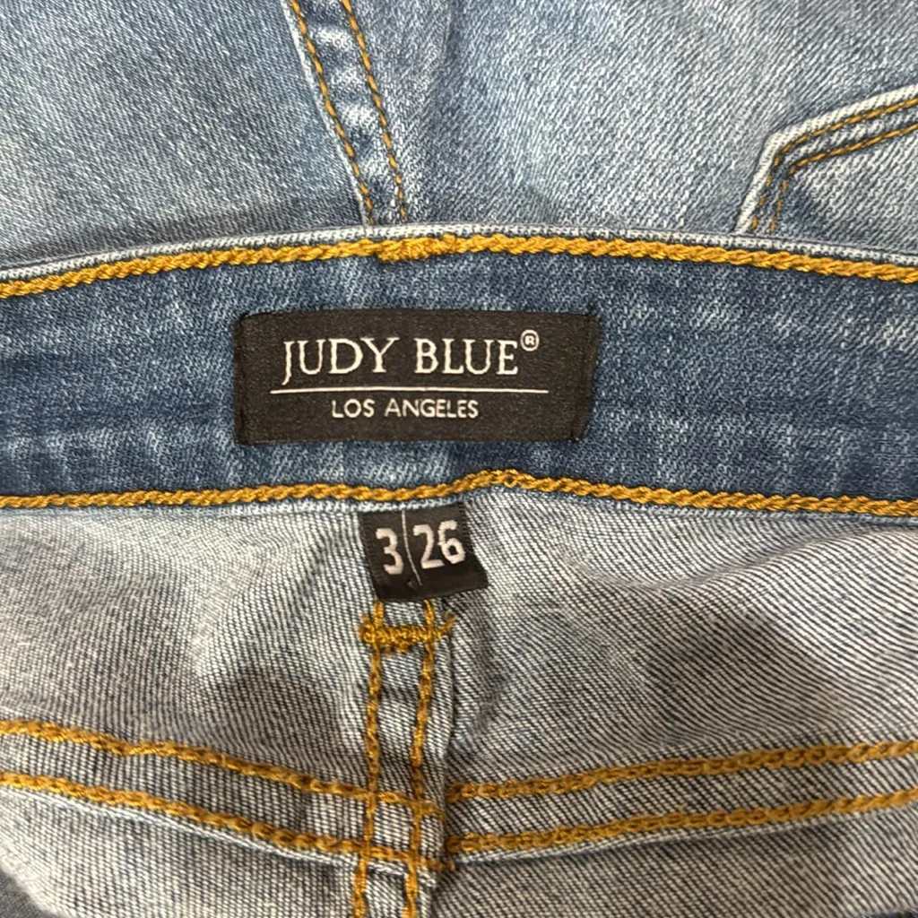 Judy Blue Women’s Capri Fit Cropped Distressed medium Wash Jeans size 26 - Image 13
