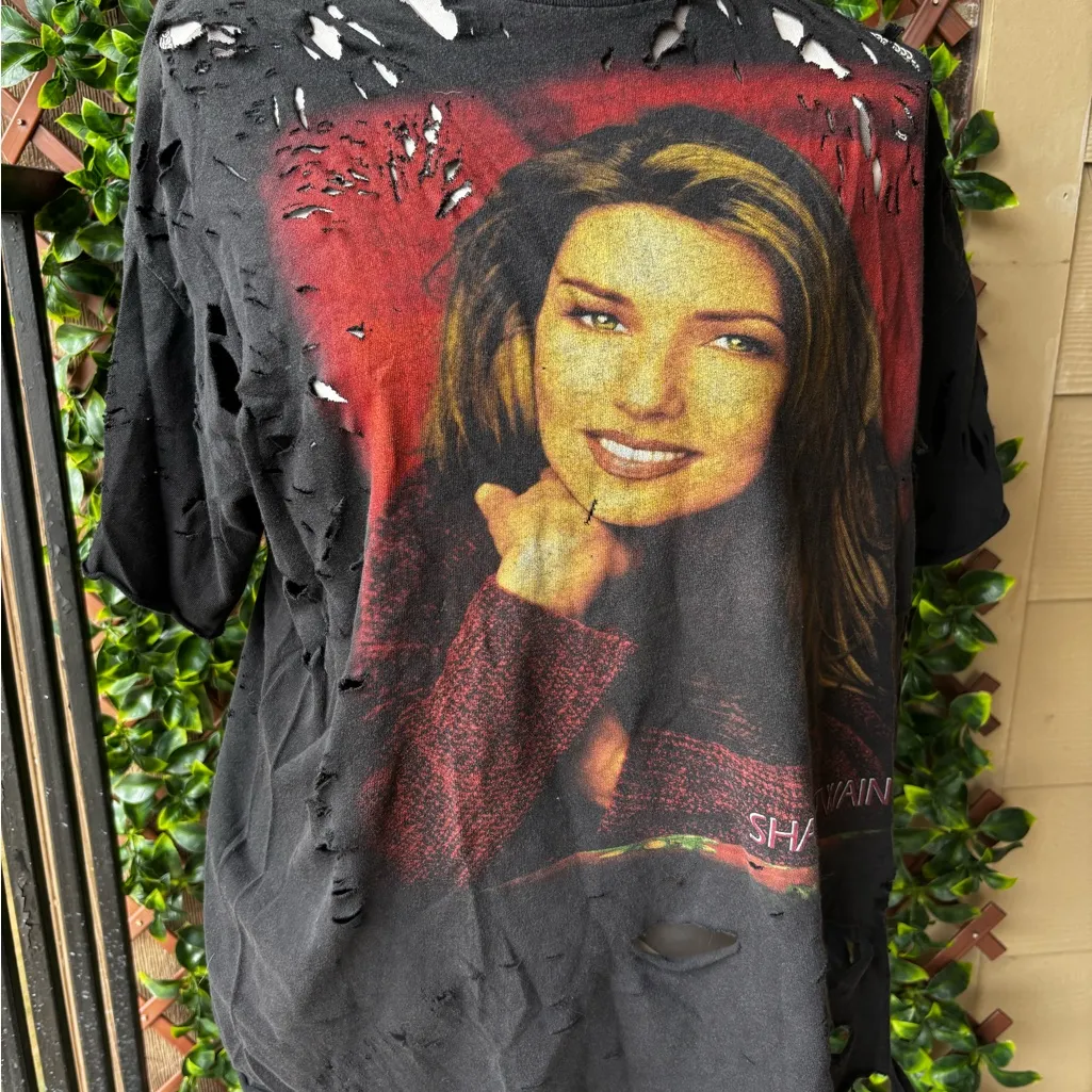 Vintage Shania Twain Concert distressed T - Image 2