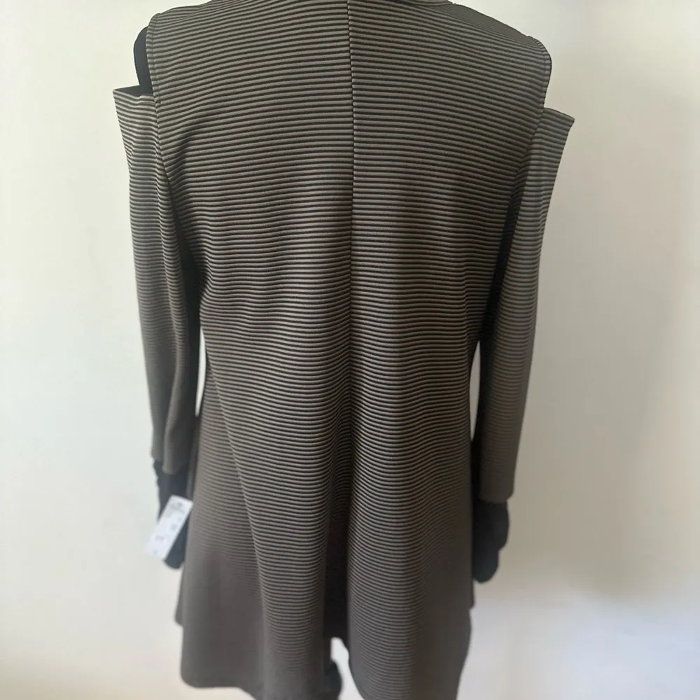 Women’s peekaboo shoulder top Size L - Image 4