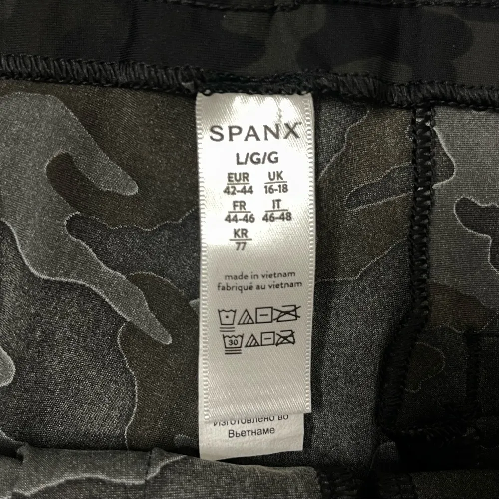 Spanx Sunshine 6” Black Camo Shorts Womens Sz Large 794 - Image 8