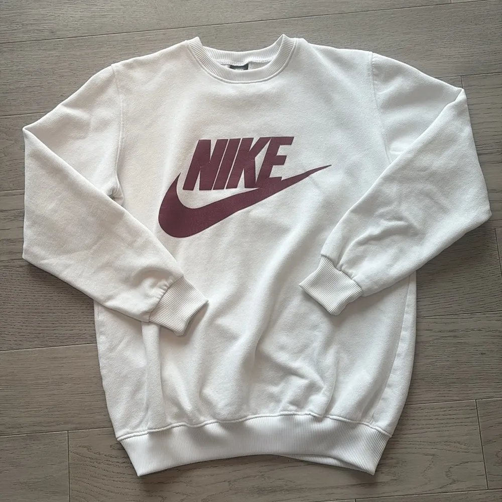 Nike White with Red/Maroon Nike Swoosh Pullover Crewneck Sweatshirt Small - Image 2