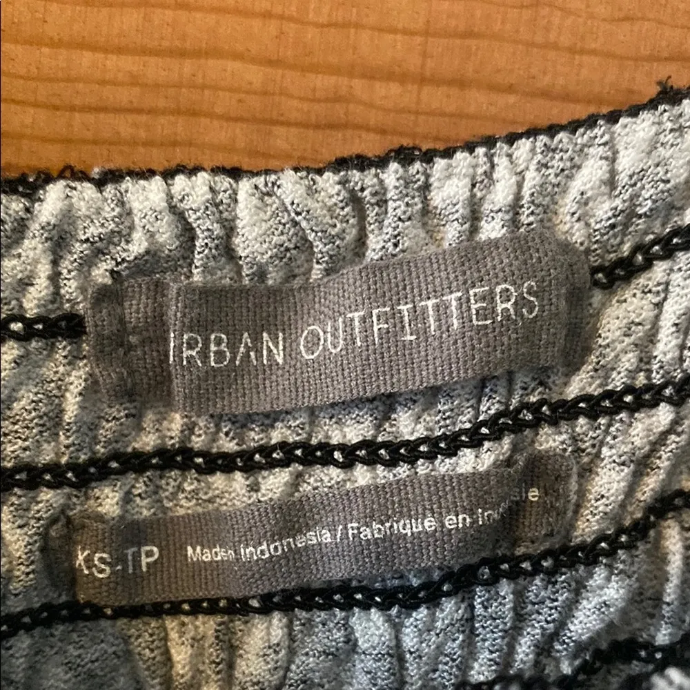 Urban Outfitters Size Extra Small XS Blue and White Teen Floral Puff Sleeve Top - Image 3