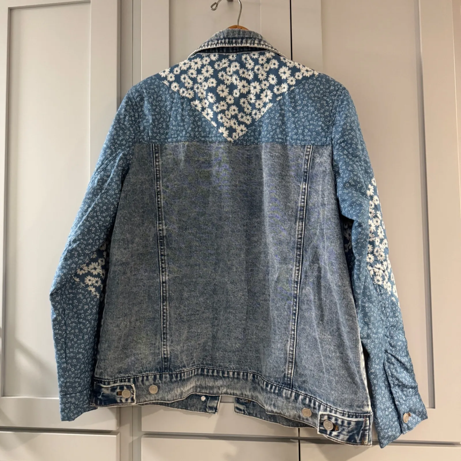 Avec Les Filles Women's Lightweight Denim Floral Patchwork Jean Jacket Medium - Image 4