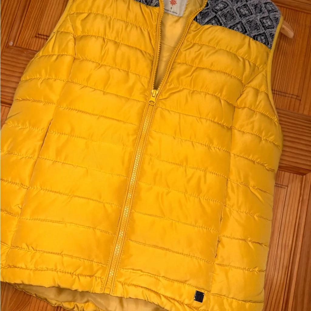 Ruff Hewn Women’s Mustard Yellow Puffer Vest Sweater Top Small - Image 4