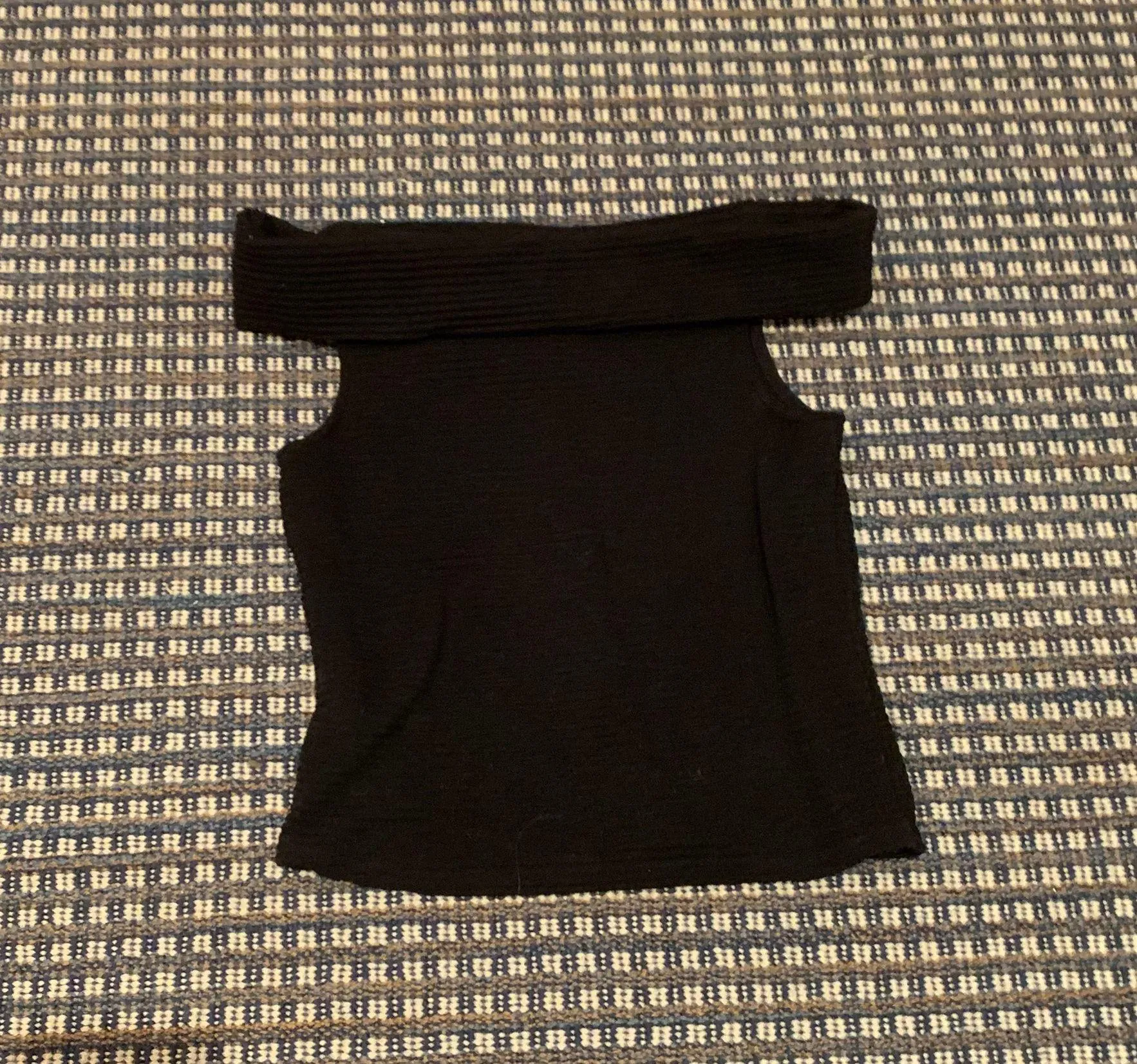 Black  of shoulder shirt - Image 2