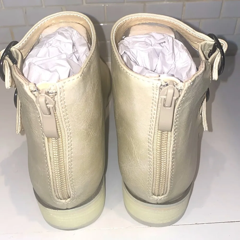 Journee Collection bone faux leather gladiator sandals. Back zip. Size 8.NWT/Box - Image 3