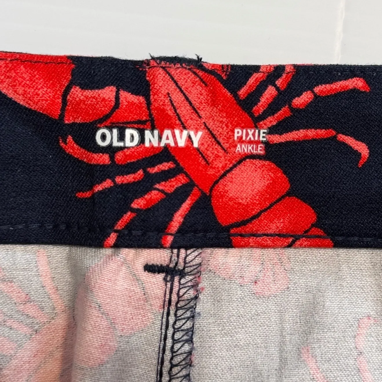 Old Navy Pixie Ankle Pants Women's Size 8 Navy Blue Red Lobster Print - Image 5