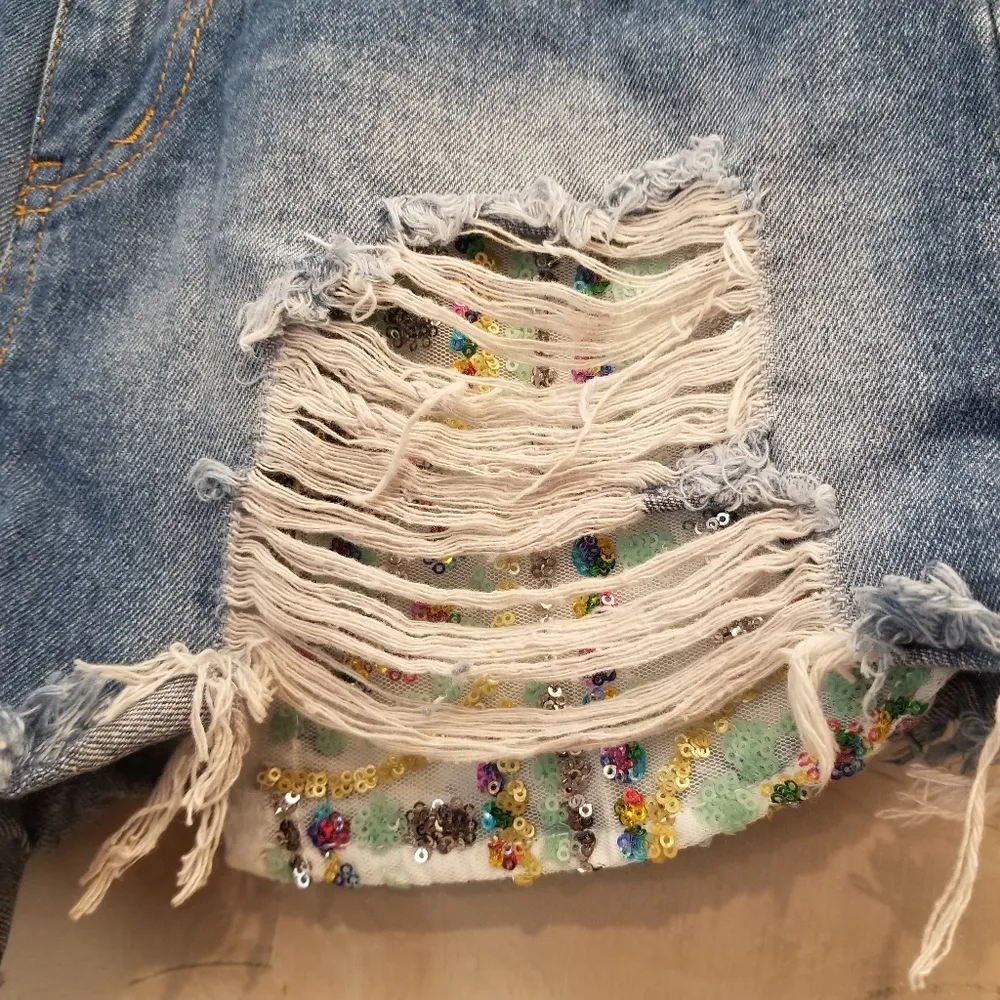 {M} Hidden Los Angeles Rainbow Sequins Pockets Jean Shorts Women's Blue Size M - Image 4