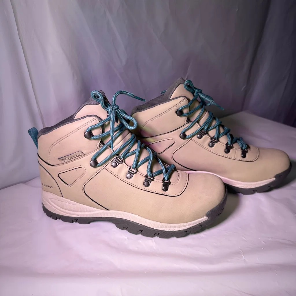Columbia Women's Tan and Teal Winter Boots - Image 3