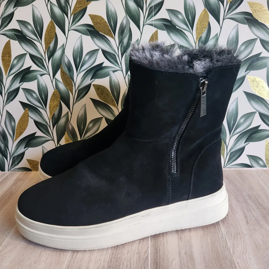 J/Slides NYC Tristan 9.5 Black Suede Waterproof Sneaker Bootie Fur Lined $178 - Image 6