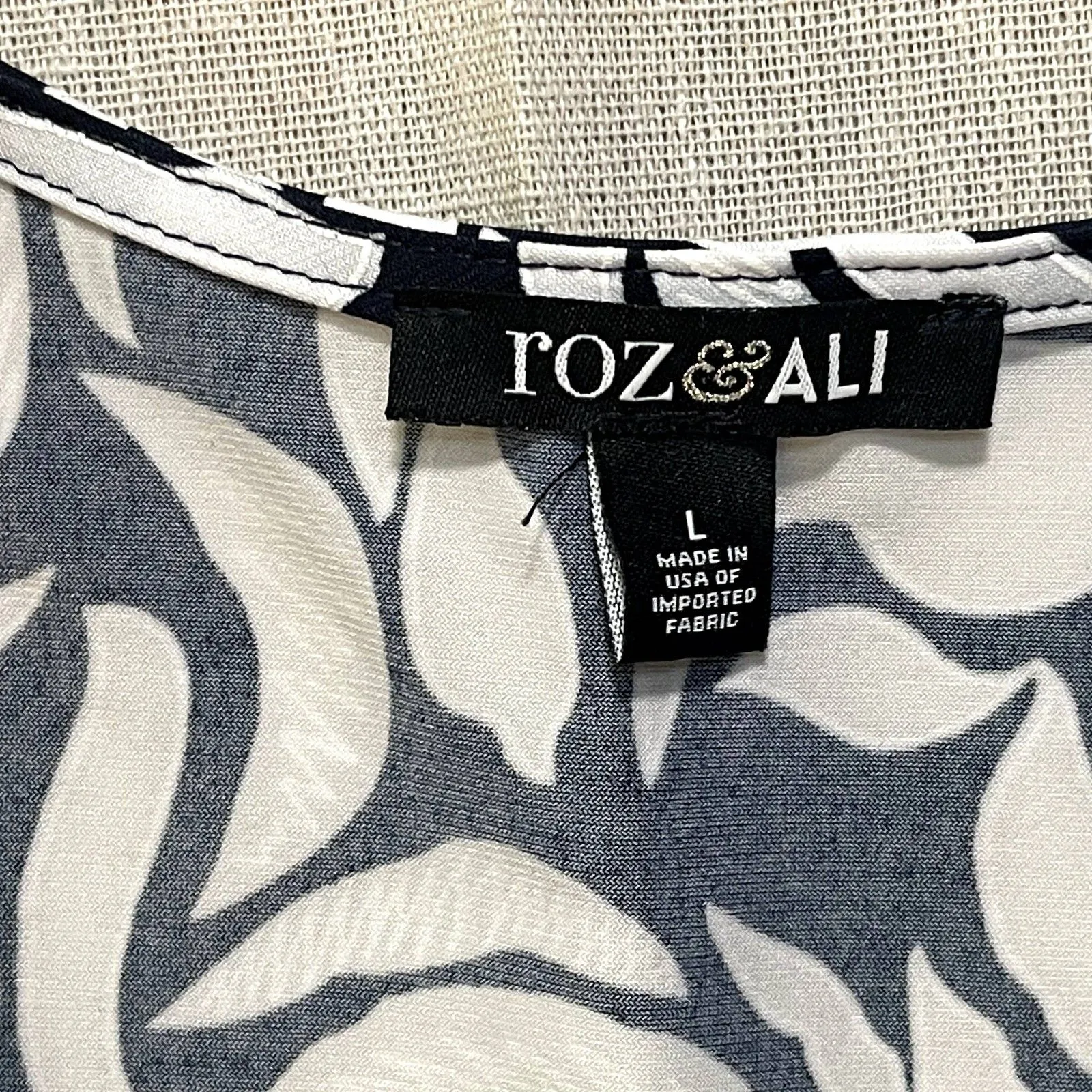 Roz & Ali | Textured Rose Print White & Navy Open Front Jacket | Large - Image 4