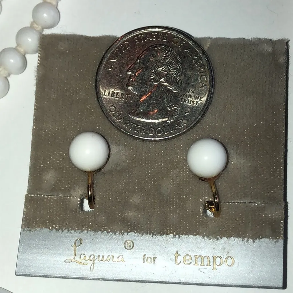 Vintage White Glass Beaded Necklace Laguna Clip On Earrings Bracelet Set - Image 7