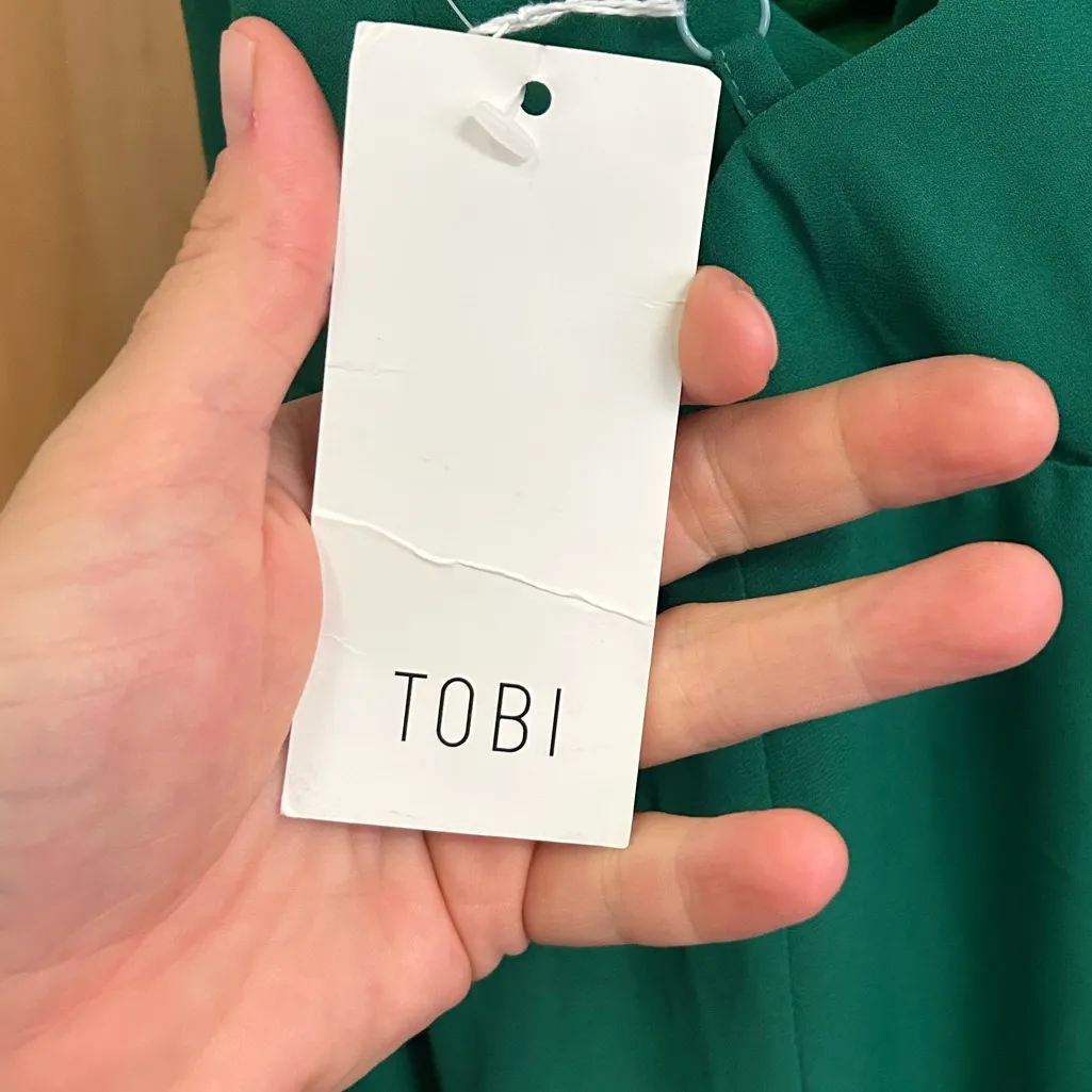 NWT! Tobi Green Formal Dress with Plunging Neckline and Center Slit - size L - Image 4