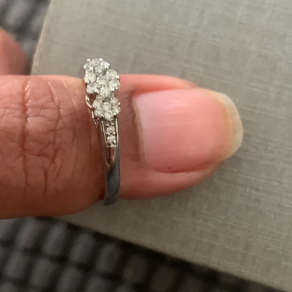 10k White Gold Flower Ring with Diamonds - Image 9