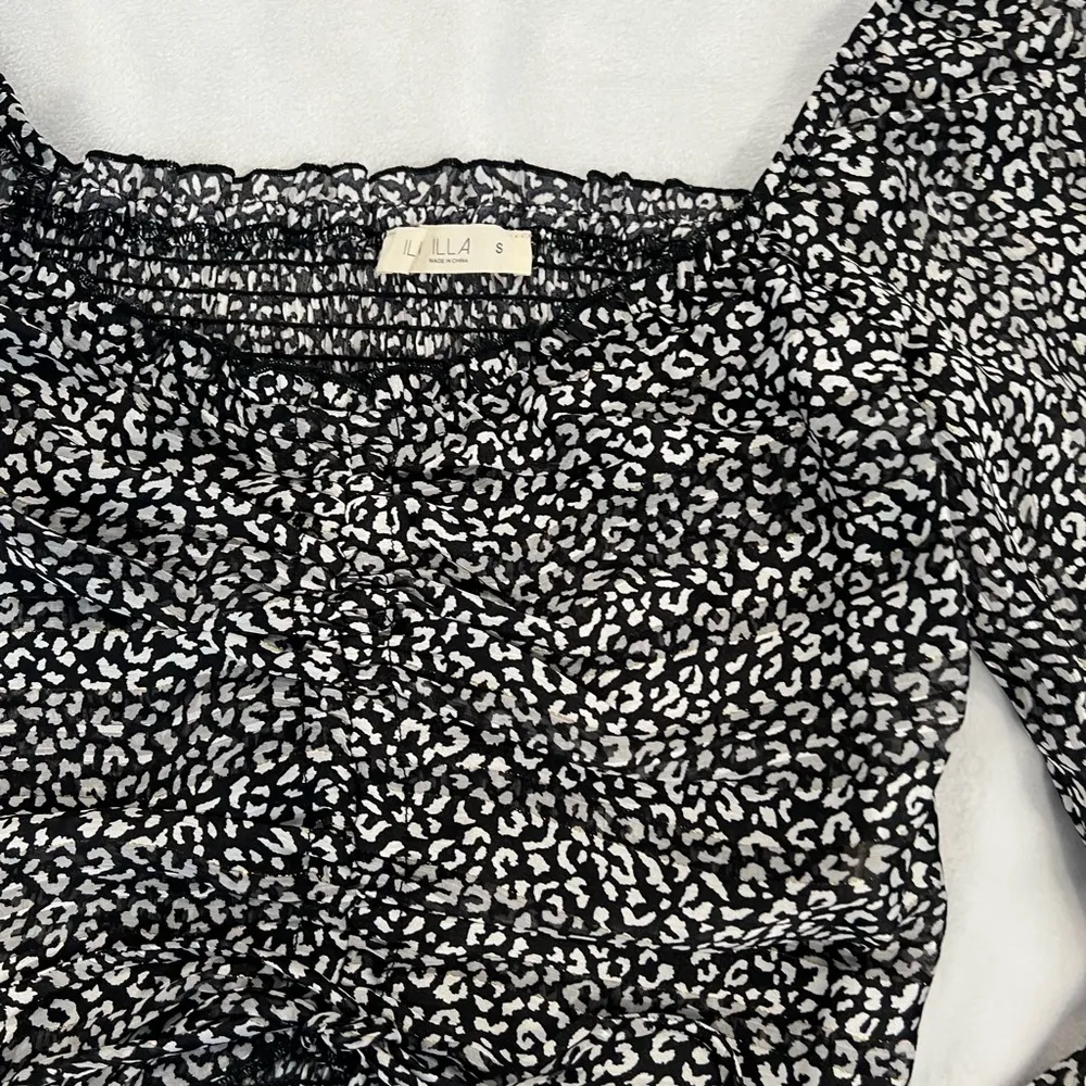 Stylish Black and White Cropped Blouse - Image 2