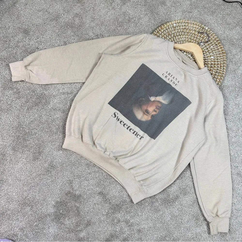 Ariana Grande Sweetener Tour Music Concert Graphic Sweatshirt in Beige Cream L - Image 4