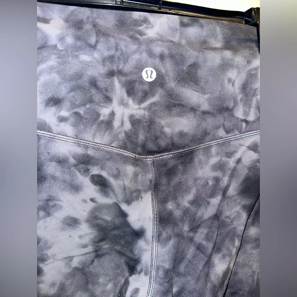 Lululemon Align Short 8" *Diamond Dye
Diamond Dye Pitch Grey Graphite Grey - Image 9