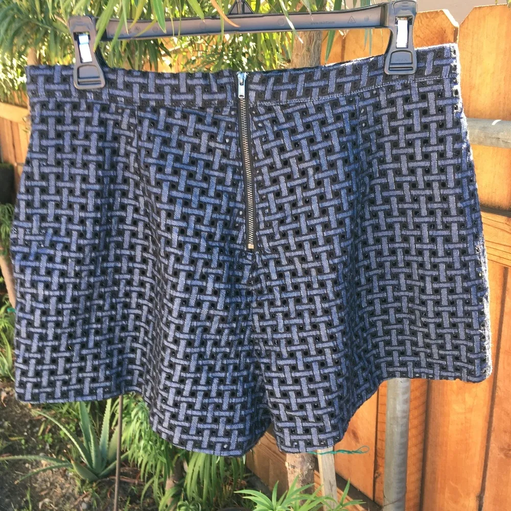 Line & Dot Promenade Short - Image 4