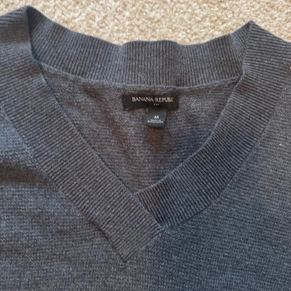 Banana Republic Gray V-Neck Sweater with White Stripes - Image 2