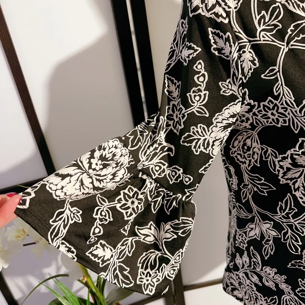 Joie de vivre flower print shirt top with 2 pieces necklaces - Image 3