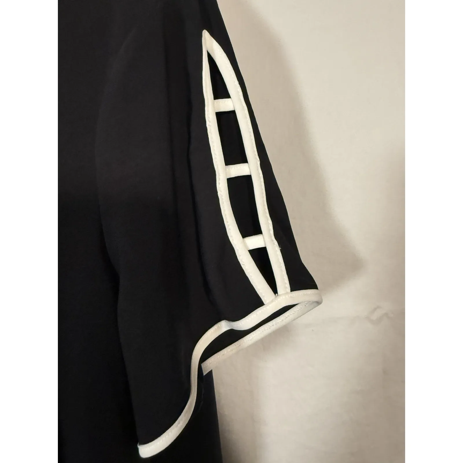 Est. 1946 Womens Dressy Top Size‎ Large Black with White Trim Keyhole Sleeves - Image 4