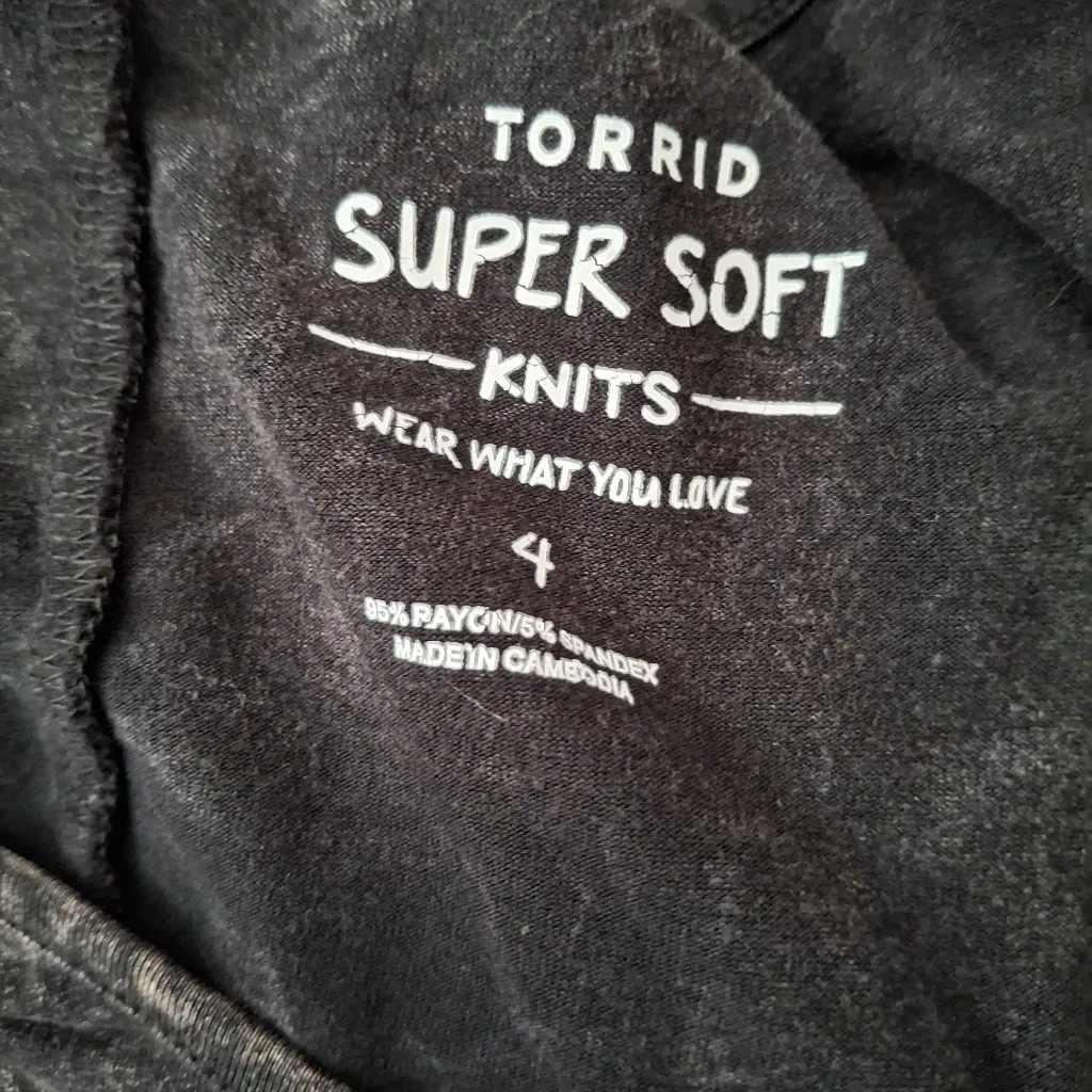 Torrid Sz 4 Charcoal Graphic Women's Tee - Image 13