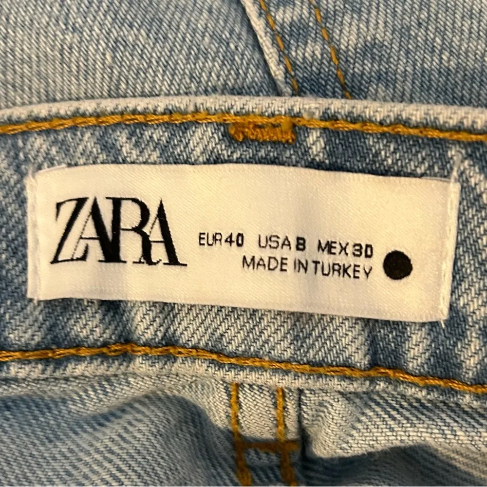 90’s Full Length Wide Leg Light Wash Size 8 Ridged Cotton Raw Hem Jeans. - Image 6