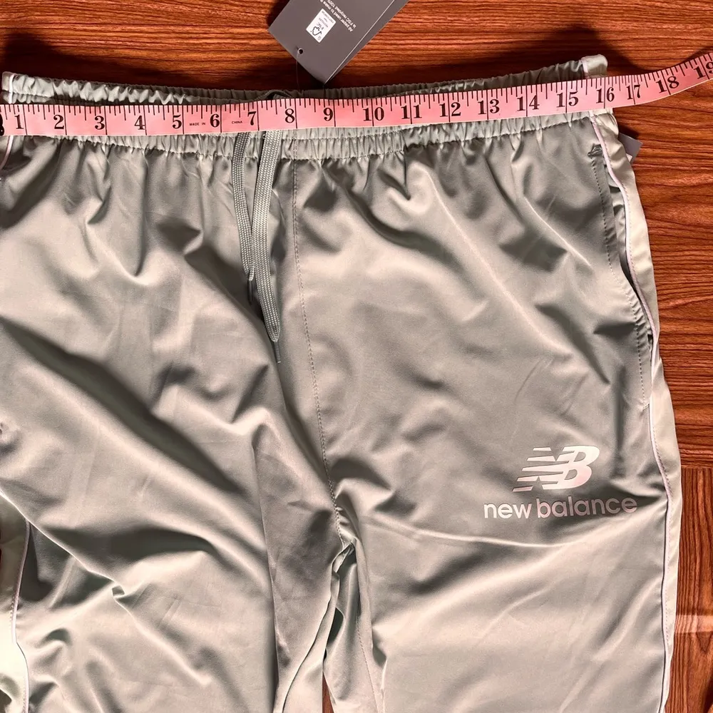 New Balance woman's sports Joggers with zips at bottom Size Large - Image 5