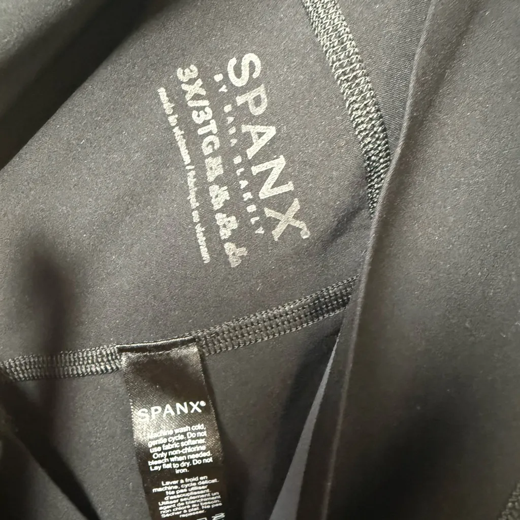 Spanx Woman Plus Size 3X Black molding capri lightweight Leggings. - Image 8