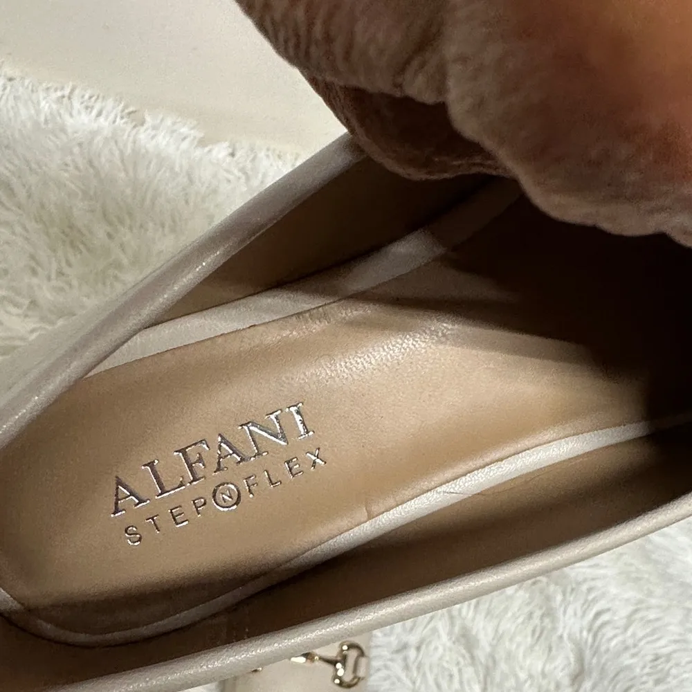 Alfani Women's Cream Loafers with Gold Chain Brand New no box - Image 6