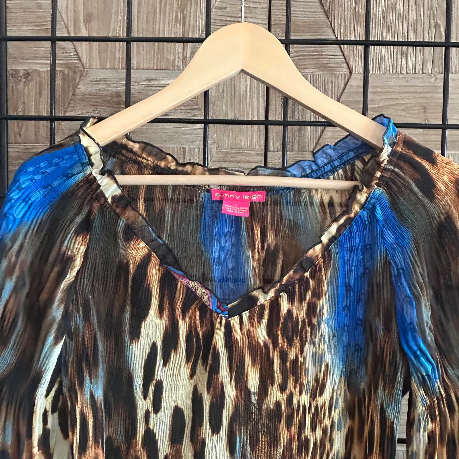 Sunny Leigh Womens Top Sz Small Animal Print Flowy V Neck - Image 3